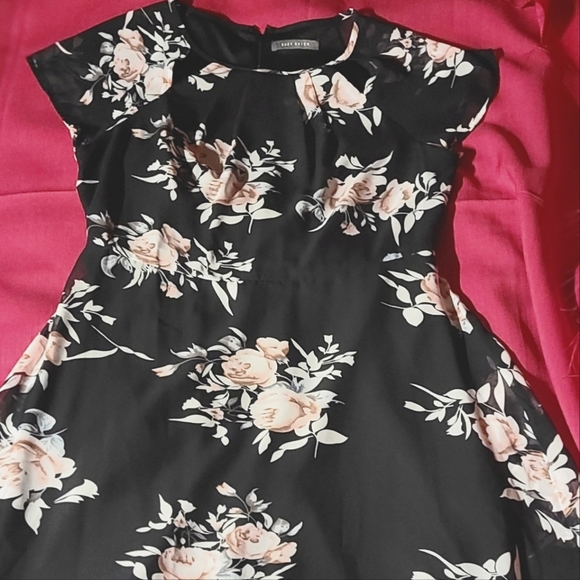 Suzy Shier Floral Dress Size Med - Picture 1 of 3